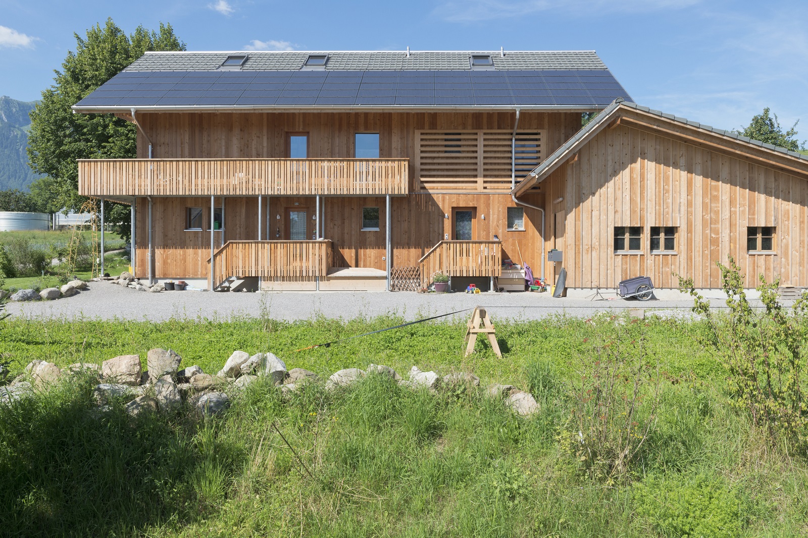 Holzbau mit formschöner Photovoltaik-Indach-Anlage